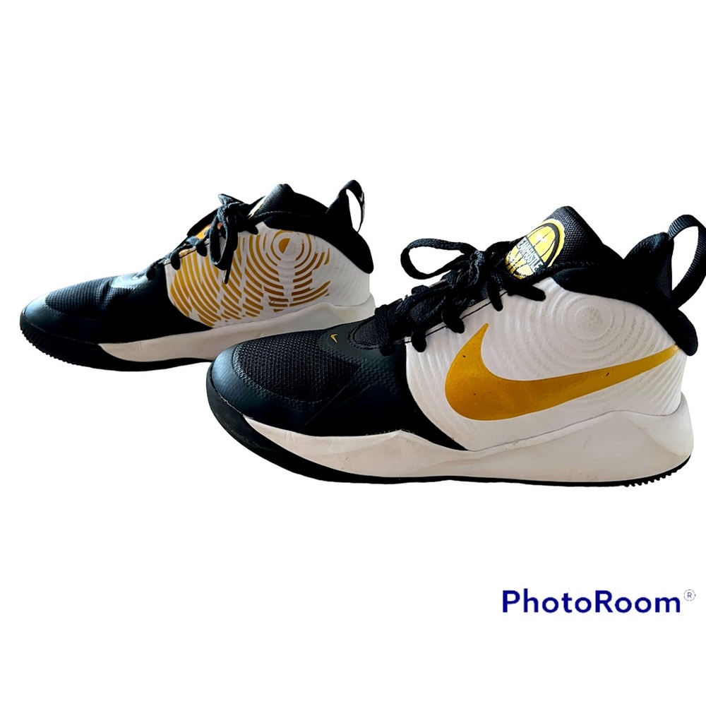 Nike Team Hustle D 9 Basketball white black gold Sneakers Shoes sz 3.5Y